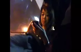 XXX Mom teaches కుమార్తె how to fuck