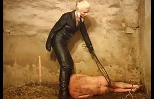 XXX కుమార్తె ఫాస్ట్ నిద్రలోకి ఉండగా, ఆమె తండ్రి Fucks