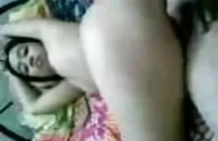 XXX మేనల్లుడు చాలు తన యువ అత్త బాత్రూమ్ లో