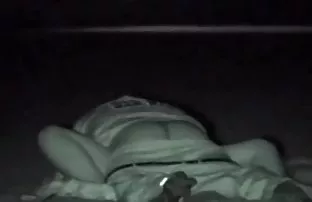 XXX పురుషులు అత్యాచారానికి మహిళ తన గారేజ్